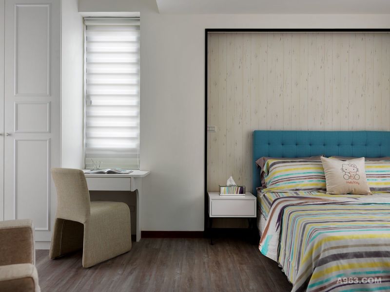 主臥室床頭以天然無造作的木紋展現舒適﹑恬靜的生活風格