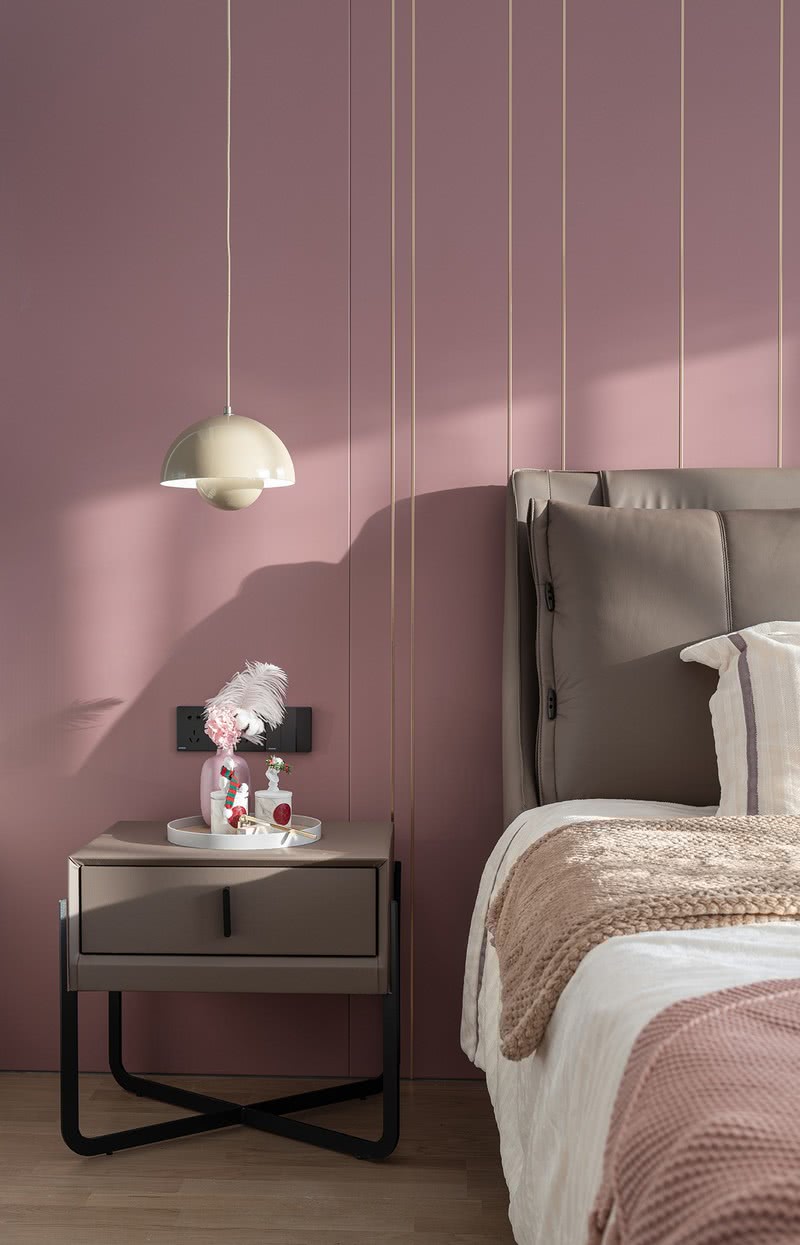 粉红色的床头墙、编织线毯，色系温柔且强大，在私密空间内回应内心的一张一弛，不被定义、不被束缚才是姿态。