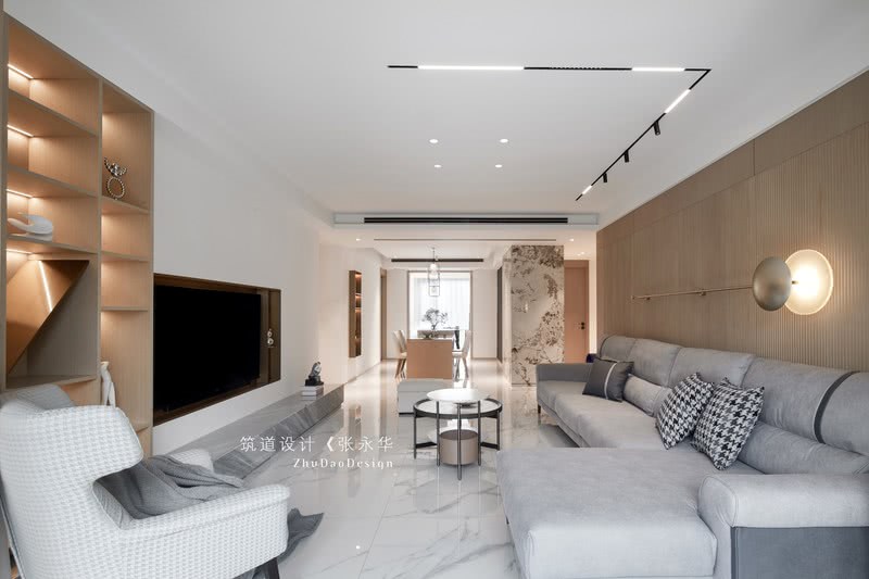 在整体硬装上，主要采用亮色对整个空间进行装饰和点缀，白色的大理石纹地砖从客厅一铺到底，一直延伸到客厅，让两个空间相互连接融为一体。