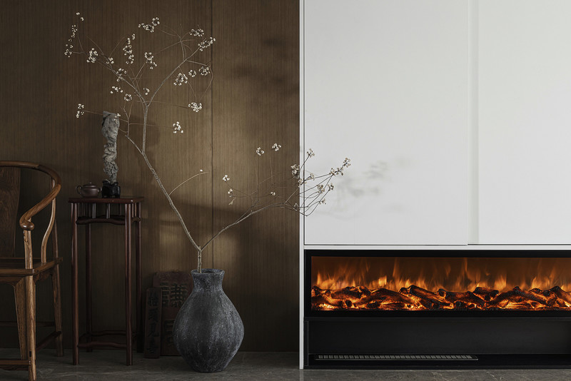 现代壁炉的应用为空间带来了一抹亮色，活泼跳跃的火苗，让人在平静中涌起浓浓暖意。
