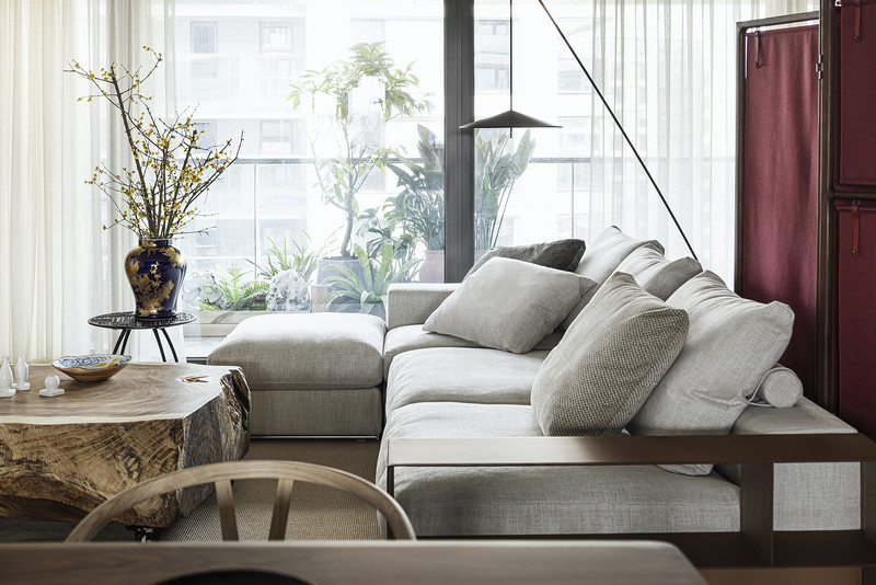意大利传承百年工艺与制造经验的Flexform沙发提供了极致舒适的坐卧感，满足畅谈休闲的聚会时刻与沉醉自适的独享时光。