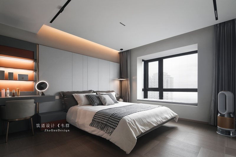 卧室不仅只是一个休息的地方，还是一个能让人心灵安静下来的地方。卧室整体的设计风格大气稳重，看似独立却又与整体风格相呼应。