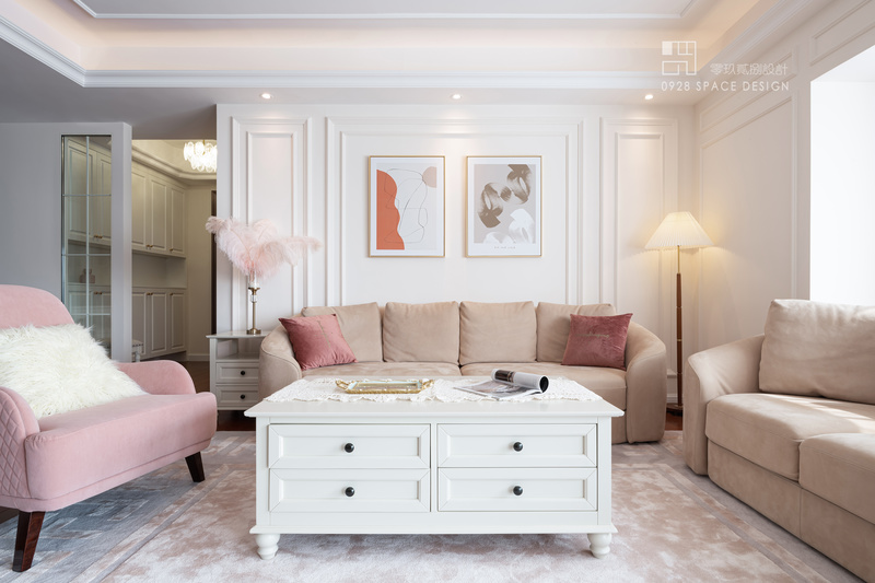 客厅墙面用浅杏色作为背景色，墙面造型利用双层石膏线，外围112.5px宽度，内部75px宽度，石膏线与墙面颜色同色，降低存在感但又增加墙面细节。沙发品牌来自芬迪，杏色的磨砂皮质感温和。粉色的单人沙发作为点缀色，羽毛装饰与粉色沙发颜色接近，饱和度低的粉色保留少女感更增加优雅感。