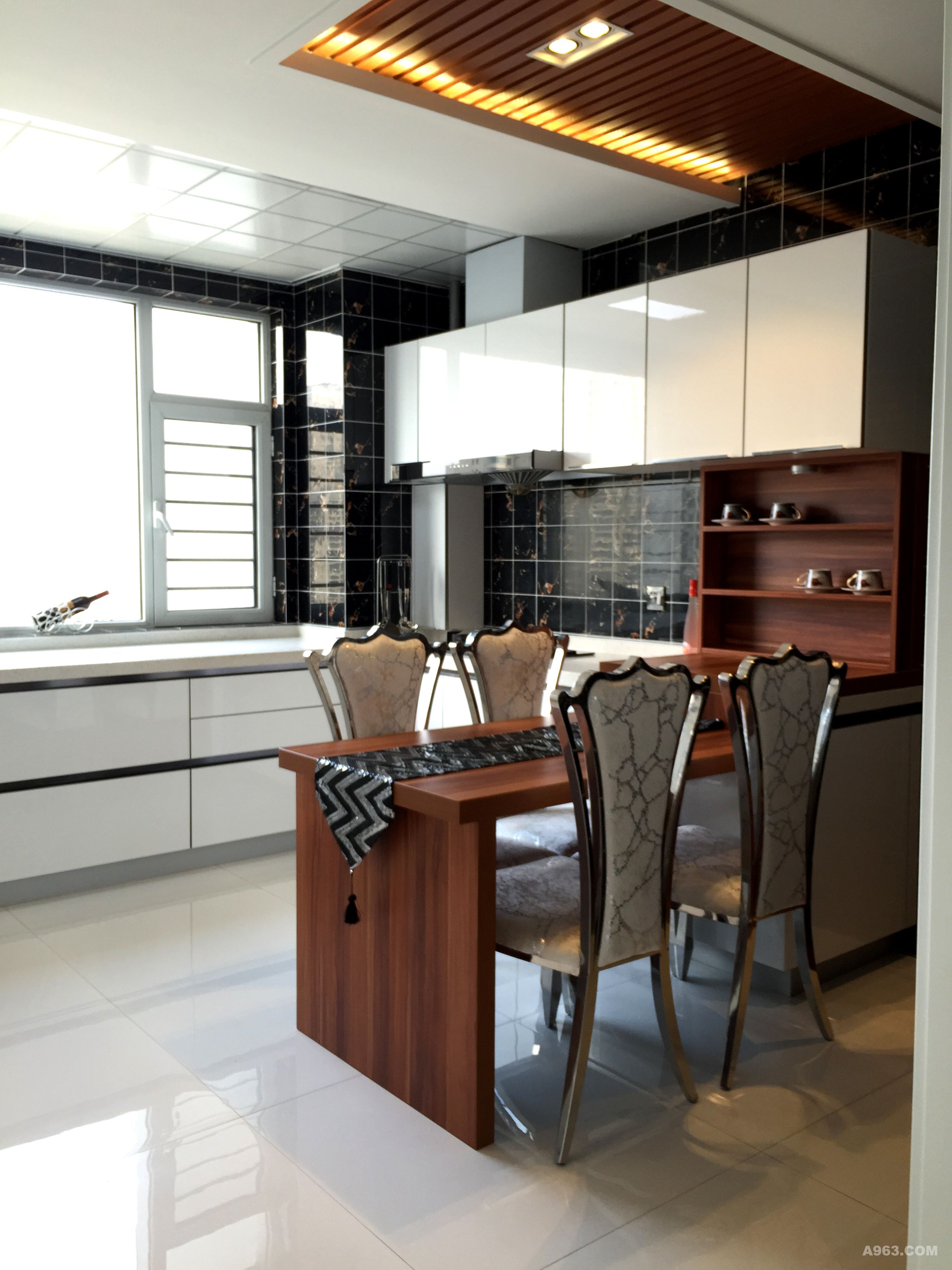开放式厨房，大胆是使用黑白配色系，满足功能的同时，又带来了强烈的视觉盛宴。