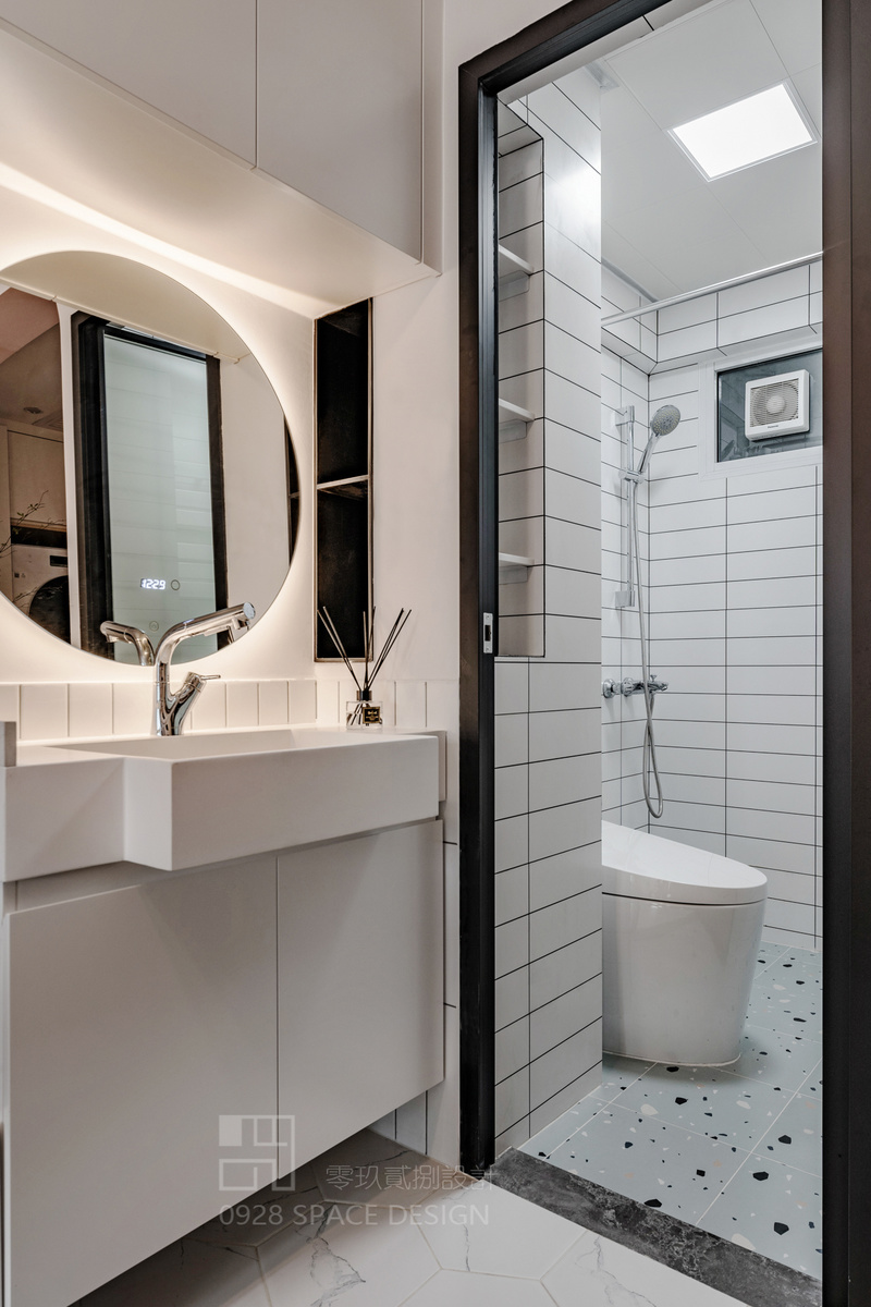 卫生间面积较小，设计成淋浴，两条下水管道砌墙包裹，同时腾出位置做储物格。