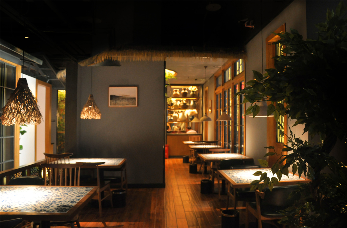 “绿茶”并非是传统意义上的餐厅，而是以主打“快时尚、新食意”为主的新中式餐厅，其整体风格迎合了现代快节奏的生活方式。餐厅内部主体使用钢材与实木结合的空间结构，大量运用了互补色，色调统一又各有微妙，在暖色灯光的烘托下，增添了空间的层次感，同时营造出舒适放松的氛围。