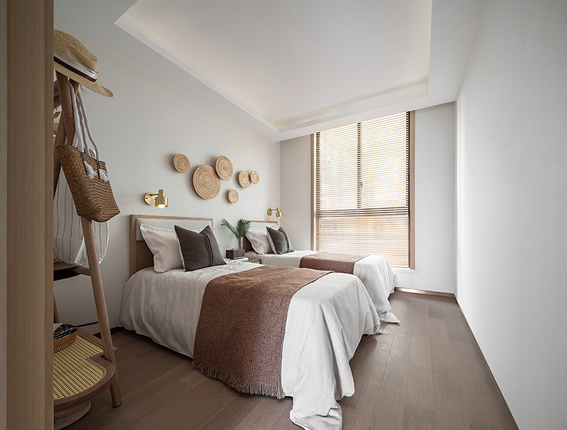 次卧空间简净纯粹，删繁就简，自然克制的极简白+层次有序的原木墙饰设计，为房间注入静谧、舒适、自在的空间格调。