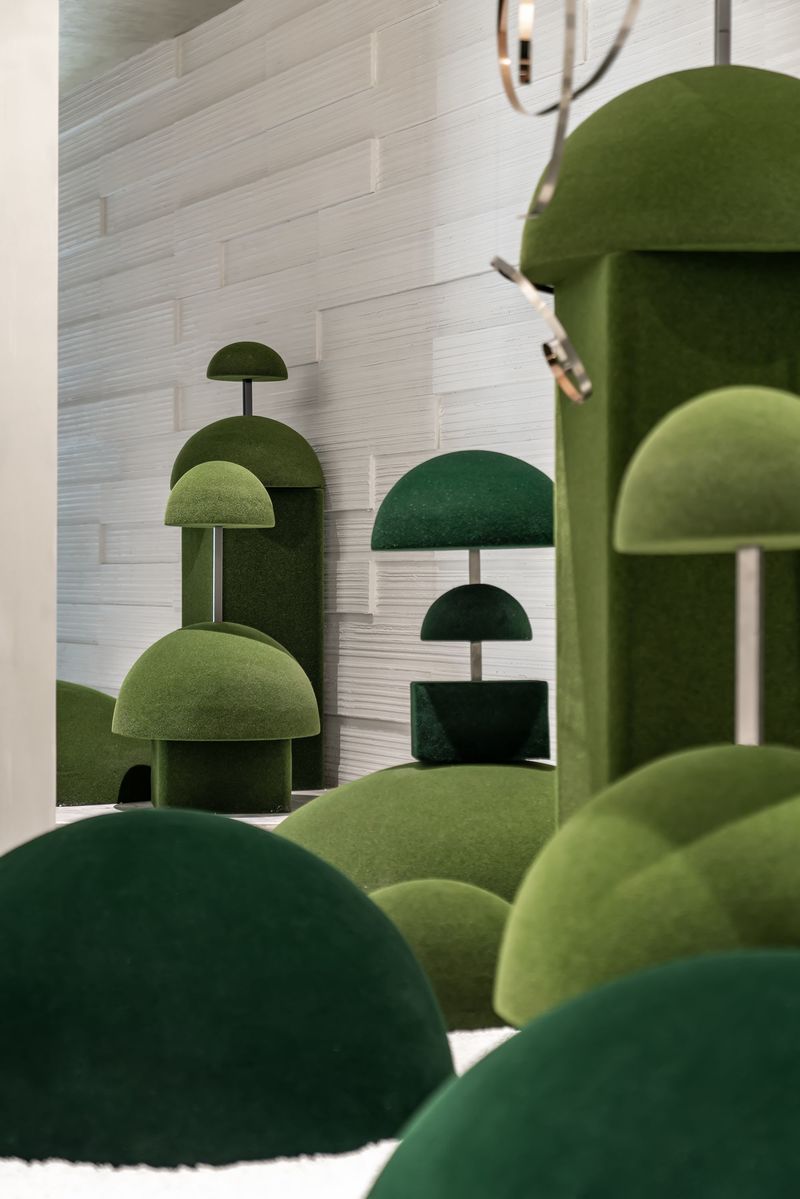 一层挑空区中，深浅有致的绿色组合体块，像是郁郁葱葱的植被，带给人自然与艺术的的联动视感。而艺术家Laurent Martin的艺术装置，又以轻巧灵活的造型感，构成不同艺术形式、材质的碰撞，在有形与无形之间，营造多元丰富且灵动均衡的视觉感受。
