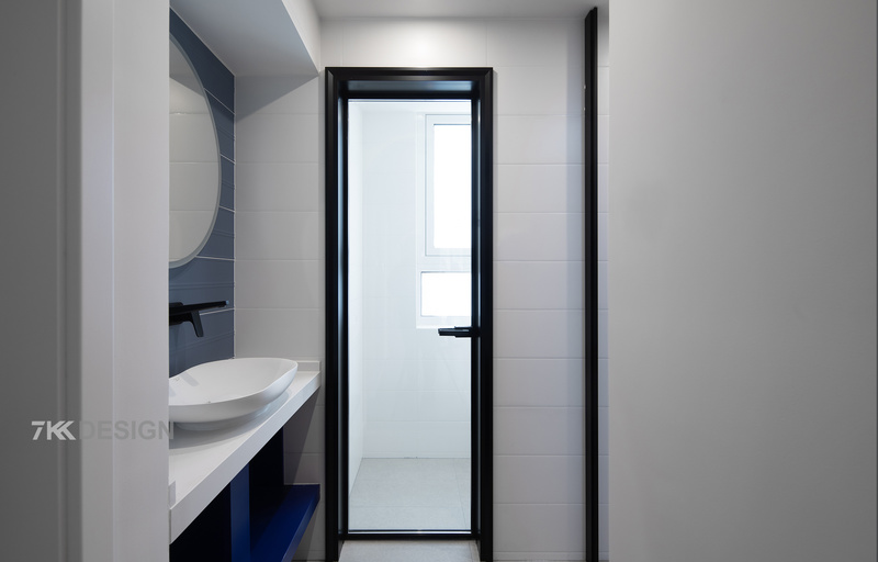 台盆区外置在走廊空间，马桶和淋浴区采用和主卫相同的极简黑色边框和磨砂玻璃门，不但颜值高，透光性好，也有一定的隐私性。