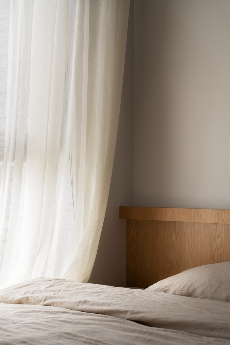 主卧室地面抬高采用地台上面放置床垫的方式来减少空间压迫感增加舒适度，合理的利用空间摆放衣柜，有限的空间内最大化的储存衣物。