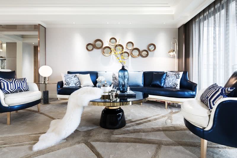 客厅-运用宝蓝色系列弧形沙发组合带来视觉的冲击，细腻的金属、高质感的皮质、控制性的留白，就是为了有力地体现高品质的视觉盛宴。