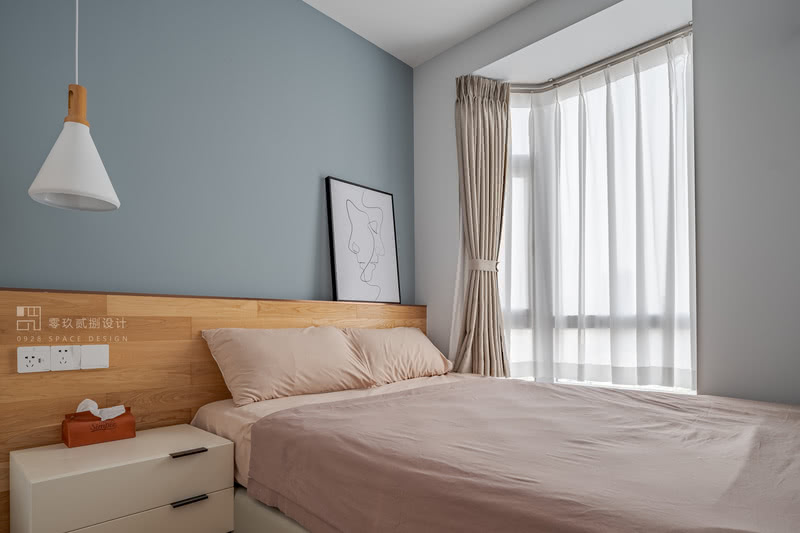 次卧以蓝色与灰色墙面结合搭配温润的软装饰品，在温暖的色调下增加一丝冷静