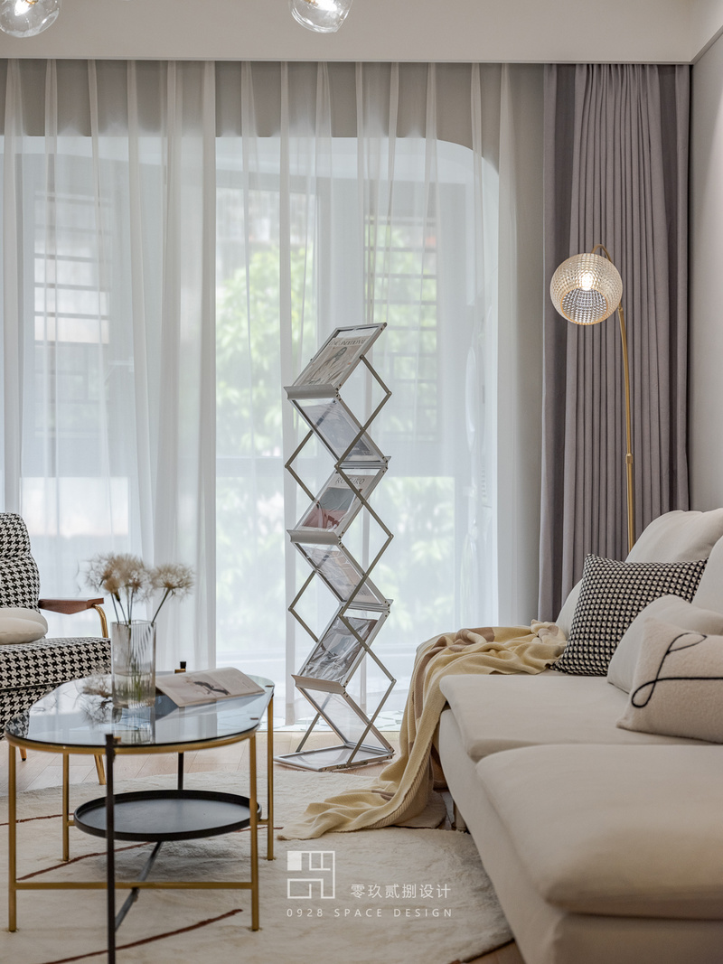 米色的沙发购自宜家，尺寸2.8米配上中古报刊架，自然垂下的盖毯，柔和朦胧的纱帘让空间中的慵懒感倍增。