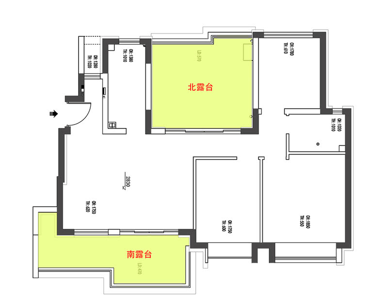 原始户型图 
1、玄关、厨房面积都比较小； 
2、客餐厅一体，相对一家四口的使用空间相对比较紧凑； 
3、房子在顶楼，南北露台面积比较大，不好好利用起来，比较浪费； 
3、两个次卧面积都比较小，收纳空间不足； 
5、卫生间空间比较小，使用起来不方便。