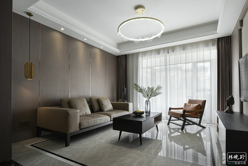 客厅
简洁而不失时尚，以金属色和线条感营造金碧辉煌的豪华感。