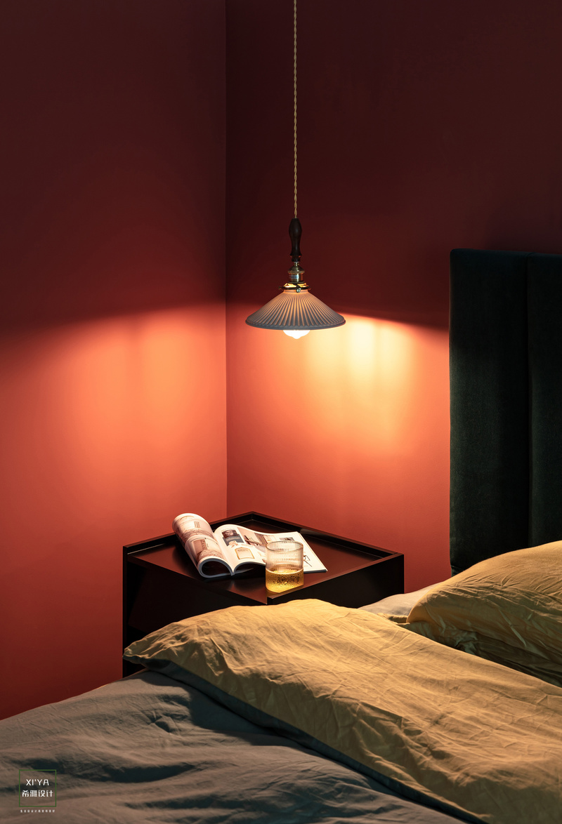 床头一侧复古造型的吊灯，散发出暖暖的灯光为主卧提升了整个空间的氛围感。