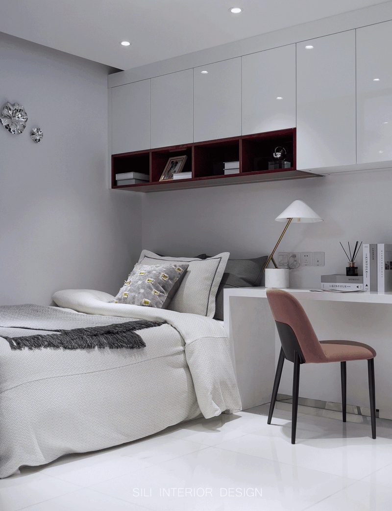 精挑细选的床品和富有光泽的高级皮革软包，在这个主卧空间里完美契合。