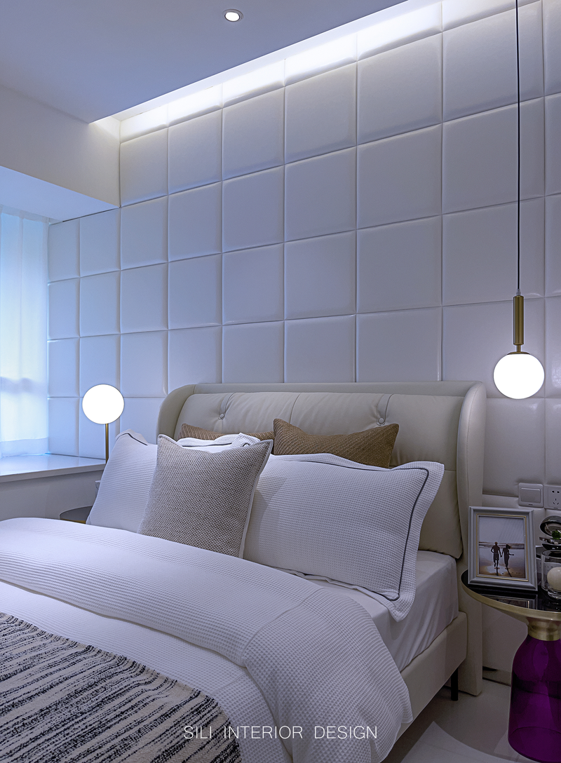 空间上配以干净极简的设计手法，使整个卧室具有超级精致的视觉感受和舒适的睡感体验，让人全然放松。