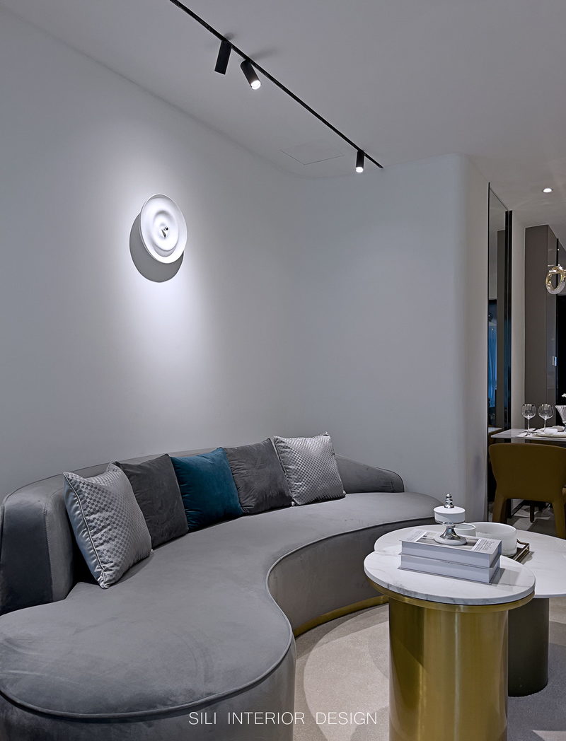 客厅无主灯设计是极简风格的标配，营造出更温馨的氛围。
