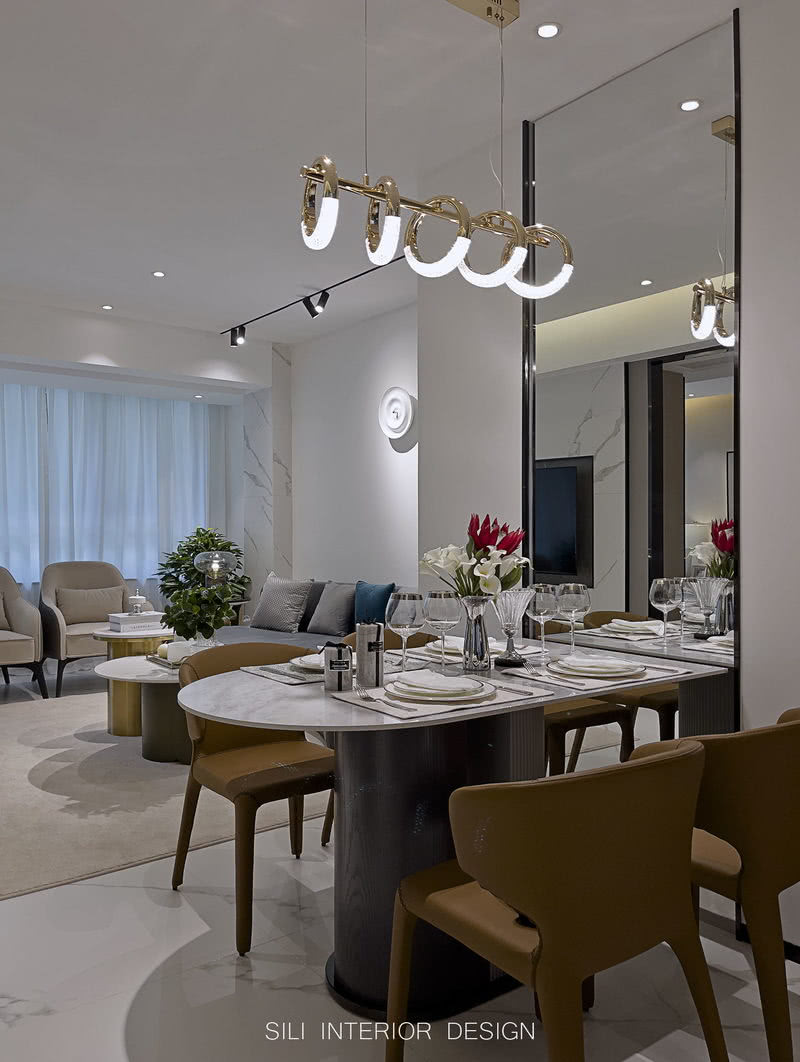餐厅延续了客厅的设计风格，极具造型的餐桌搭配大地色的意式极简餐椅和造型吊灯，简洁的打造了一个舒适的就餐环境。