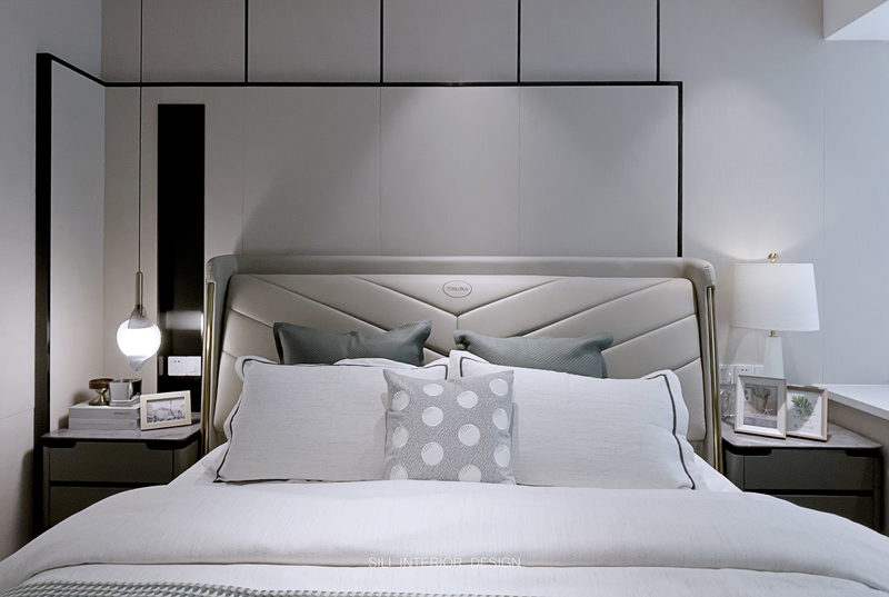 卧室侧重舒适空间的打造，皮布结合的双人床让舒适感更佳。