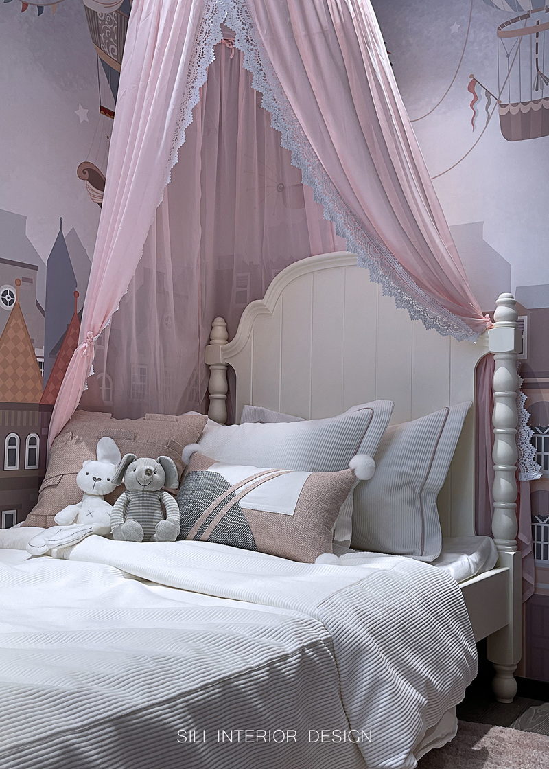 每一个女孩的心中都藏着一个公主梦，选择粉色+白色作为儿童房的基础色，暖暖的，软软的，最是浪漫。搭配柔和温馨的灯光，营造出高级又舒适的儿童房氛围。