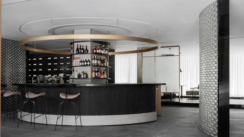 运用立体主义的设计语言，将咖啡馆的吧台打造成一个具有多种功能的整体雕塑，强调出吧台在空间中的重要地位。