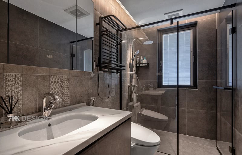 一楼卫生间，整体以灰色为主，黑色白色为辅，干湿分离，打造经典时尚、干净清爽的卫生环境。