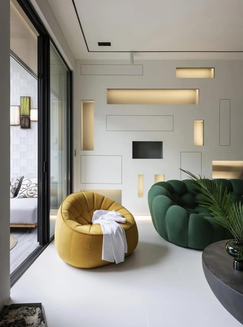 沙发背景墙利用灯光和柜面做出色块，兼具装饰和储物的功能。

绿色和黄色的沙发不管是材质还是形状，都碰撞出属于这个家的灵动和舒适。