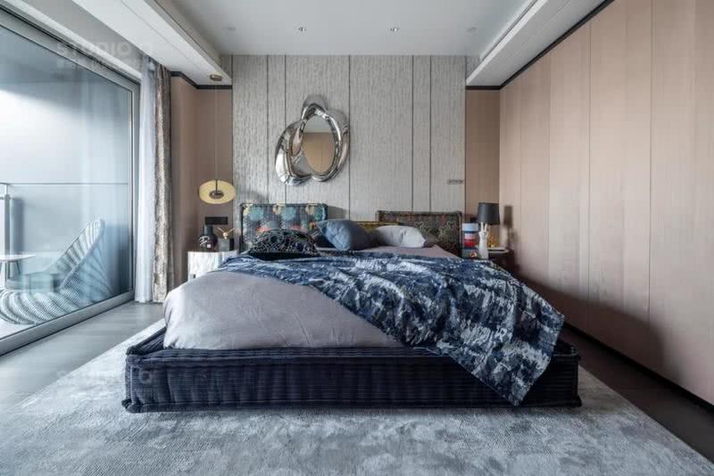 卧室采用多套间设计，安奥拉AN-AURA以具有玩味性的优雅设计将材料肌理分层，融合各种艺术媒介，并在细微的比例上融合卧室的舒适性和个性化。

主卧室选用高雅的匹配颜色和纹理材料搭配，体现出优雅的空间氛围。来自全球知名家具设计品牌ROCHE BOBOIS的这张床具有其热销品Mah Jong sofa相同的生活理念，床架也像巨大的靠垫，散发着随性与舒适感。
线性的床头背景墙，富有柔软的灰色木地板纹理，金属材质的艺术挂饰和枝形吊灯，豪华典雅的柔软枕头，使整个卧室不仅充满了一股不羁的冷气，而且暗藏着精致的玫瑰香味。
艺术品为整个空间增添了玩味的色彩，来自Bonaldo的Doppler艺术柜，这些门创造了不同线条和颜色的独特幻觉，而由独特形式和材料构成的艺术品为空间创造能量和活力。
