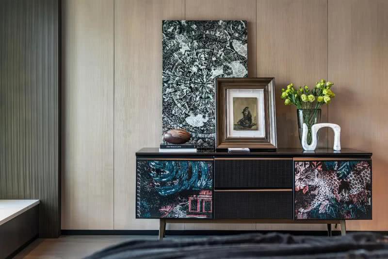 Diesel电视柜与复古绿贯穿的床前柜做工考究，由意大利手工匠人精湛制作，带来独特艺术风格的奢华质感，增添空间的自然古典气息。