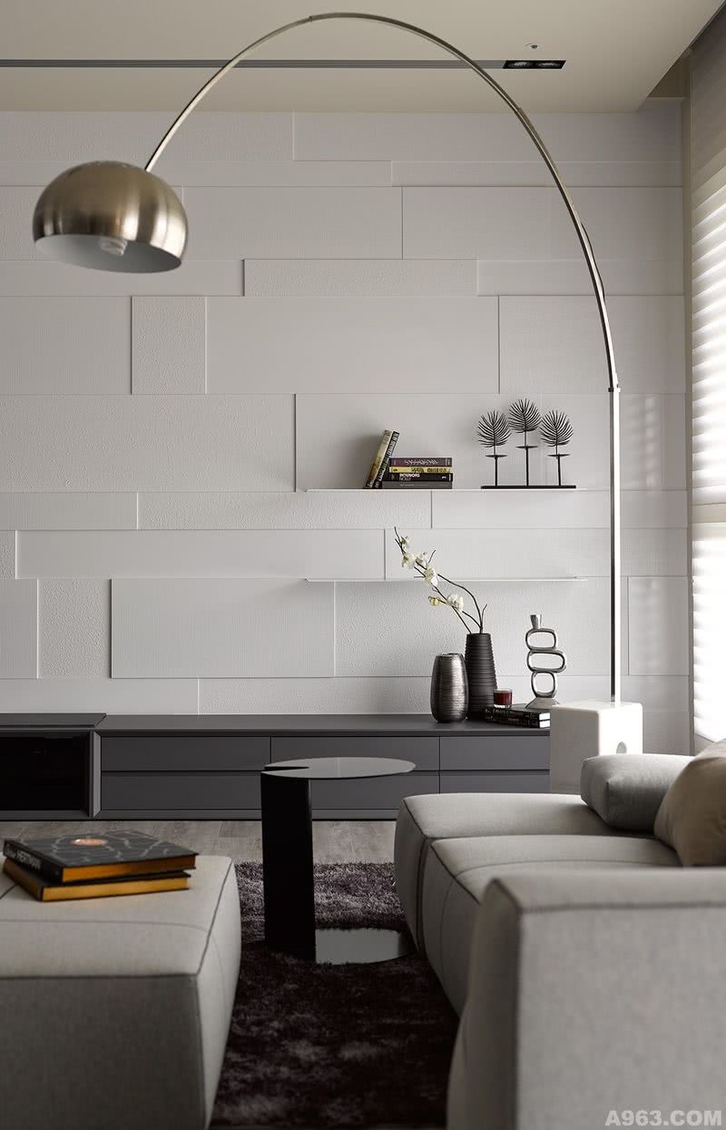 电视墙以纯白为底色,利用不同材质呈现出层次变化,让简单的材质呈现细腻的质感
