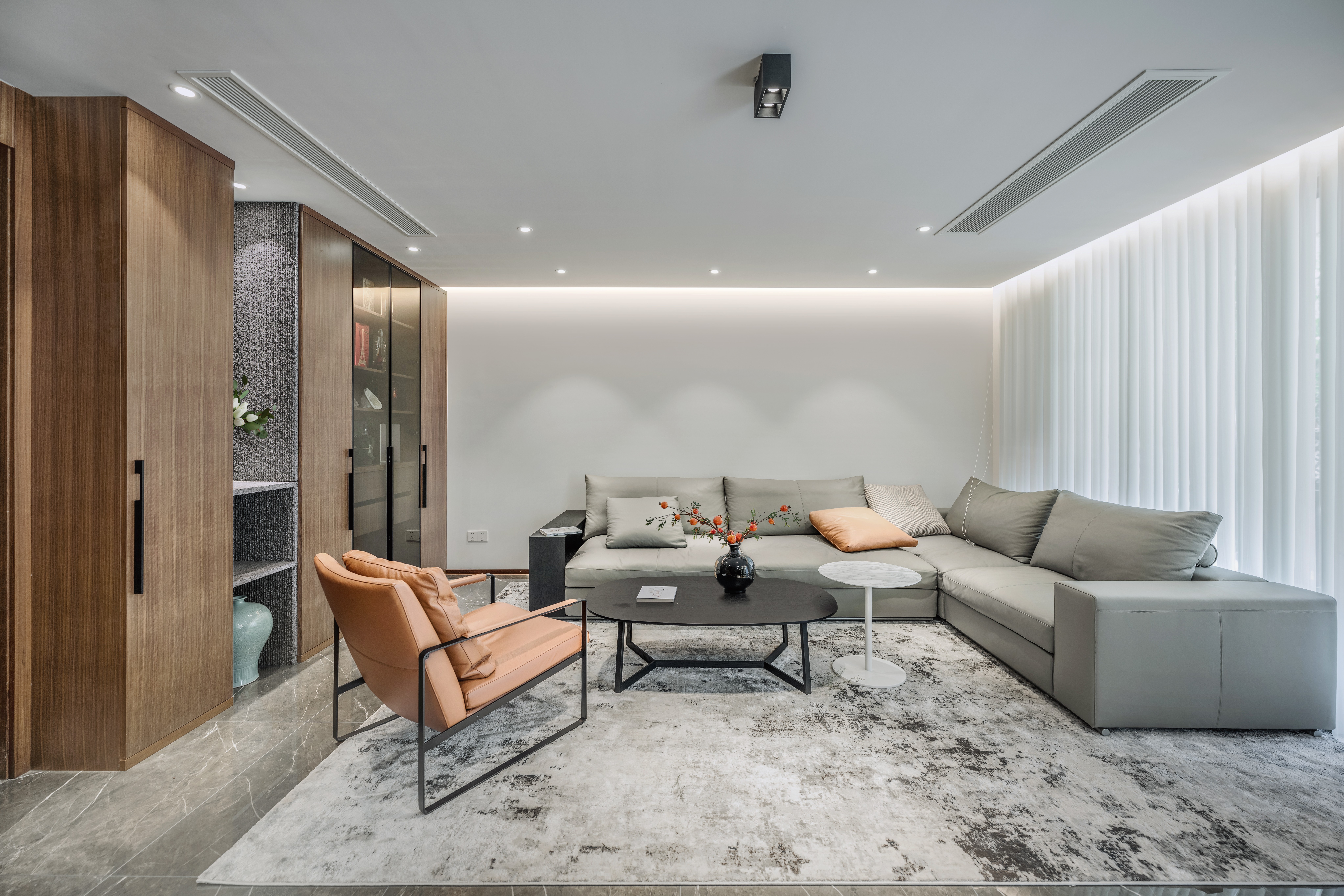 沙发区减少设计造型，利用顶部灯光勾勒空间结构，形成放松通透的视觉氛围。