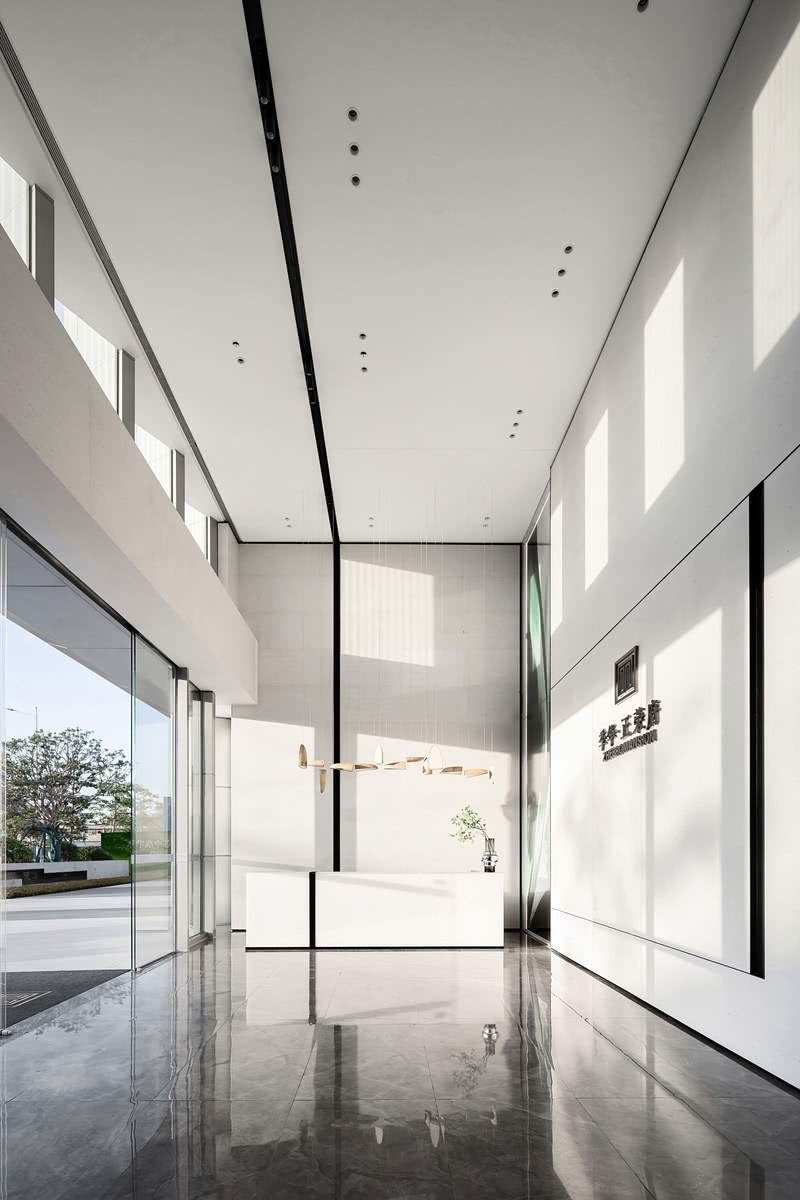 02——

浮光掠影
Light and shadow
/

售楼处的外形是一个具有现代感的“玻璃盒子”。大面积的玻璃幕墙空间开敞通透、极富视觉表现力，在阳光下流露出高级简洁的建筑质感，既增强了室内外空间的连续性，也达到空间与光影的艺术结合。