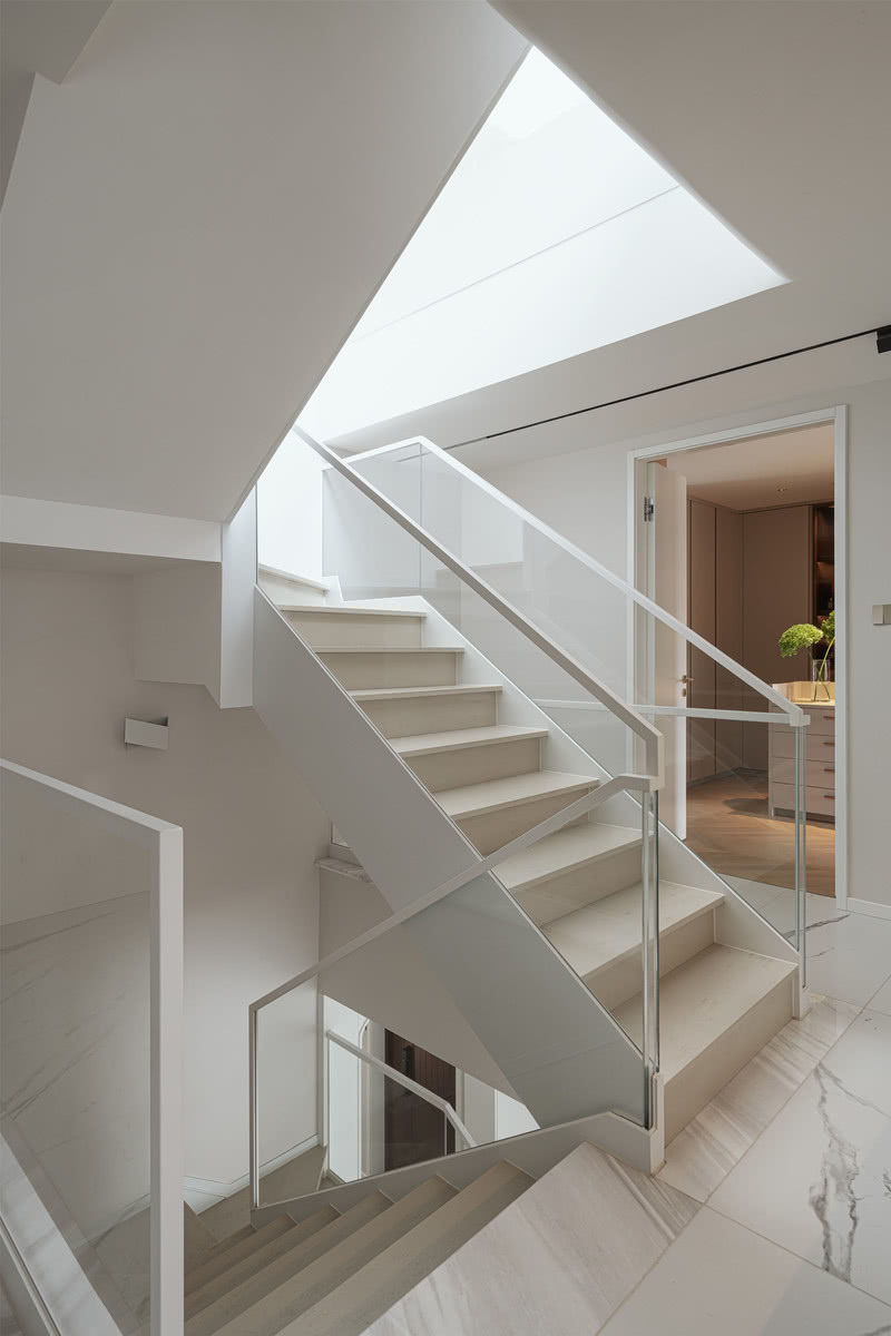 蜿蜒而上的楼梯形成一道优雅的艺术回廊，在功能上连接了各个卧室，在审美上用简练的线条刻画出清朗怡人的意蕴。
