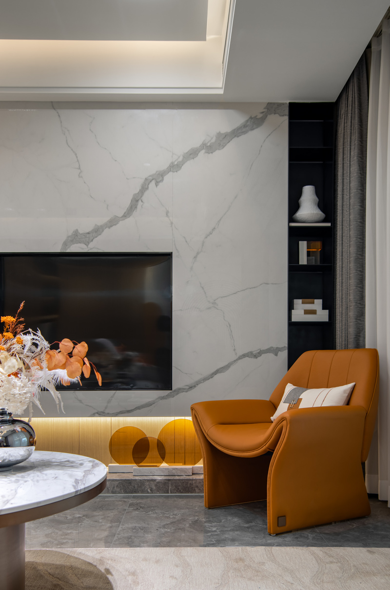 家具中选用了爱马仕橙色，点缀了丰富的空间层次，整体的设计都透露着简洁大方的氛围，干净且和谐地呈现前卫的空间。