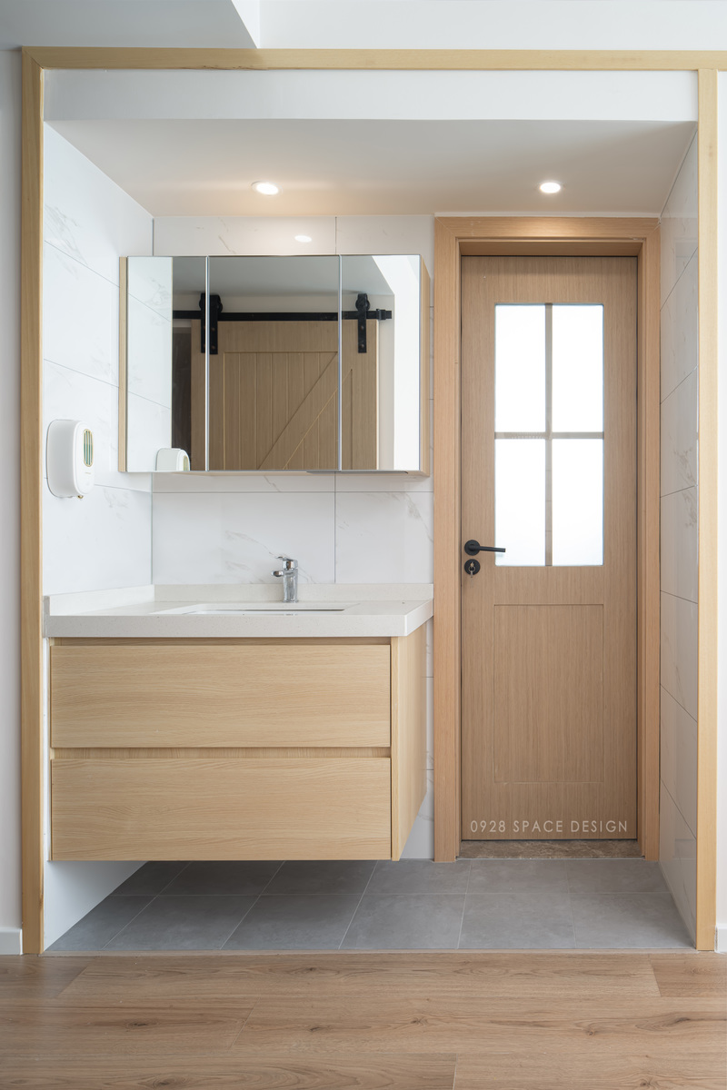 卫生间干湿分离，洗手盆下方腾空避免卫生死角，镜柜提供更多收纳的空间。