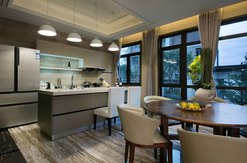 开放式厨房与餐厅空间相互衬托，通过简洁的岛柜将两者的功能有机结合