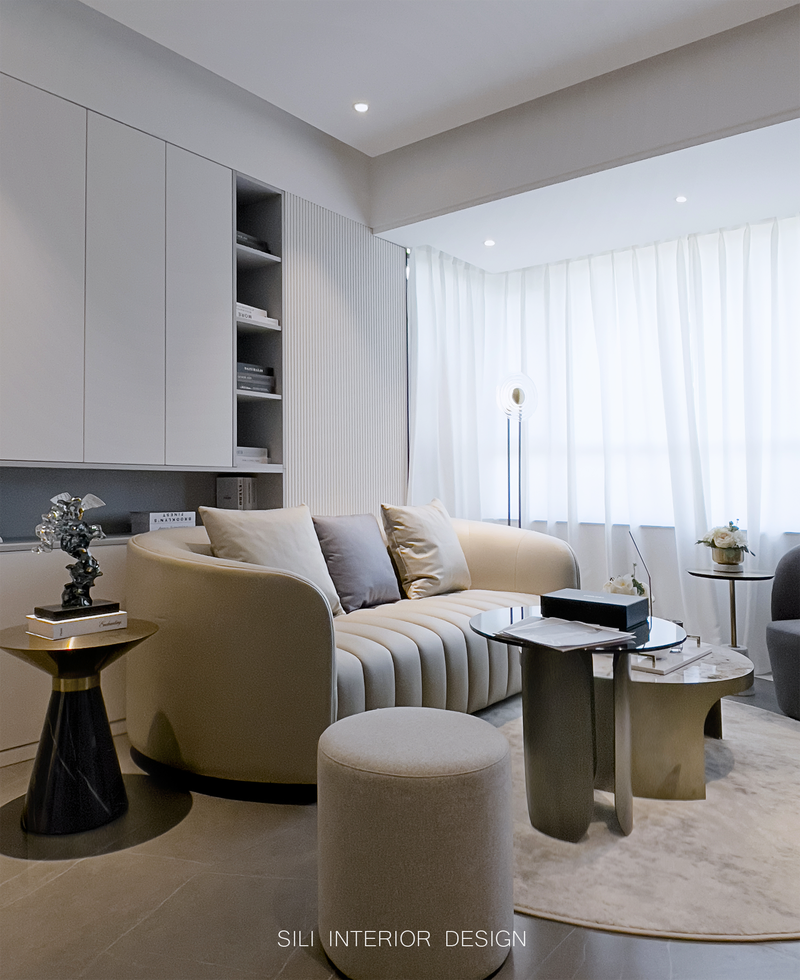 客厅采用黑白灰色系给予了空间理性简约的基调，灰色岩板的地面提升了空间的整体质感。利落的线条搭配上舒适的软装，开阔的空间为整个设计带来自由闲适的感觉，再没有多余的色彩，高雅又耐看。
