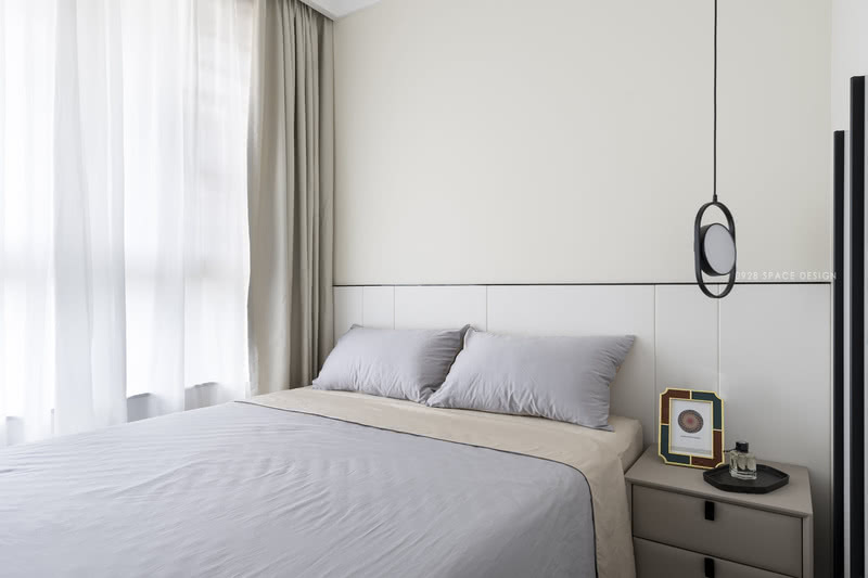 半墙床头背景墙+米色乳胶漆的搭配降低房间清冷感，床品也同样选了偏暖的香芋拼杏色，让房间的色调更柔和舒适。