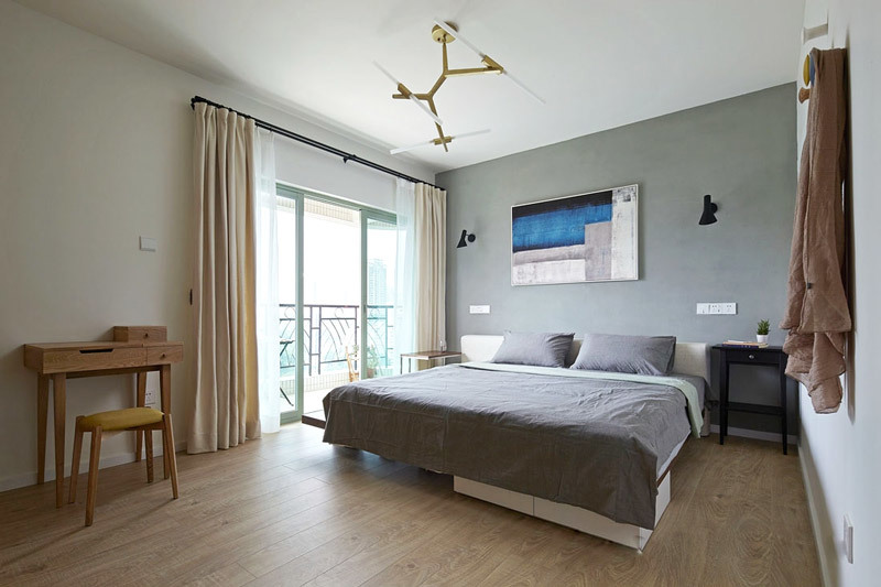 卧室的设计简单大方，米色的窗帘和造型别具一格的灯饰相互照应