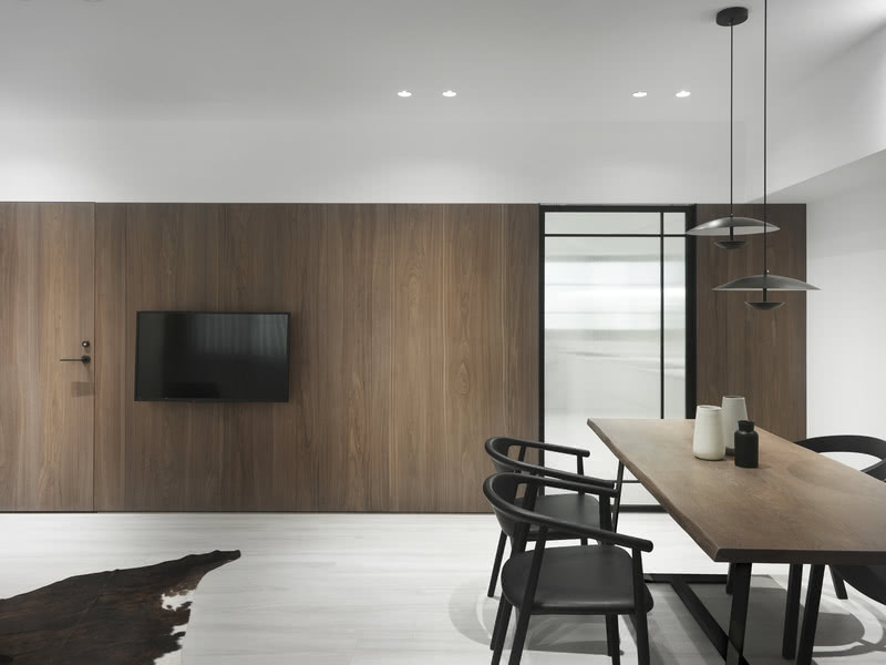 大量木色與白色的空間中，形塑簡潔、沉穩的居家氛圍。