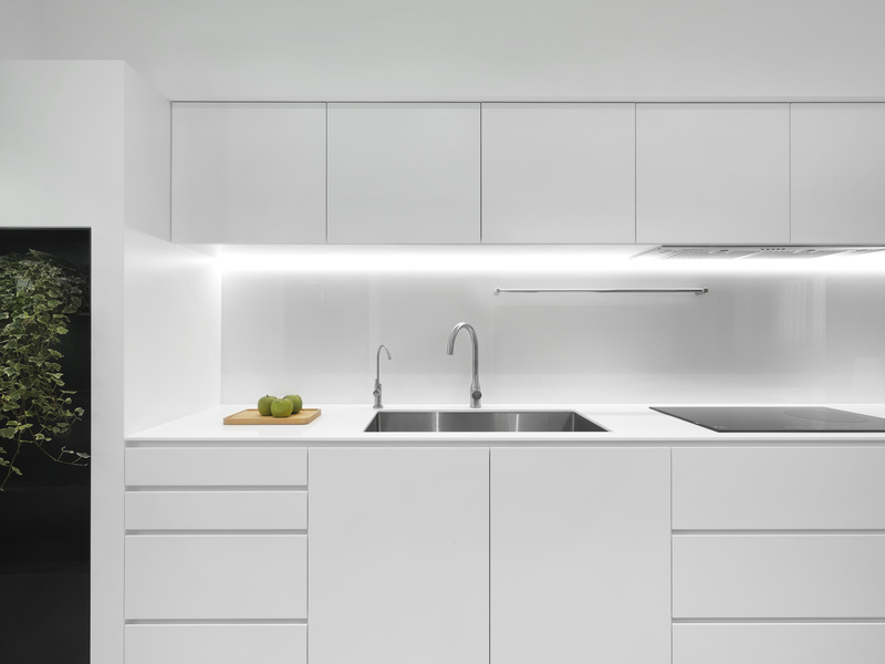 純白的廚房看似空無一物，卻藏著豐富的收納空間。