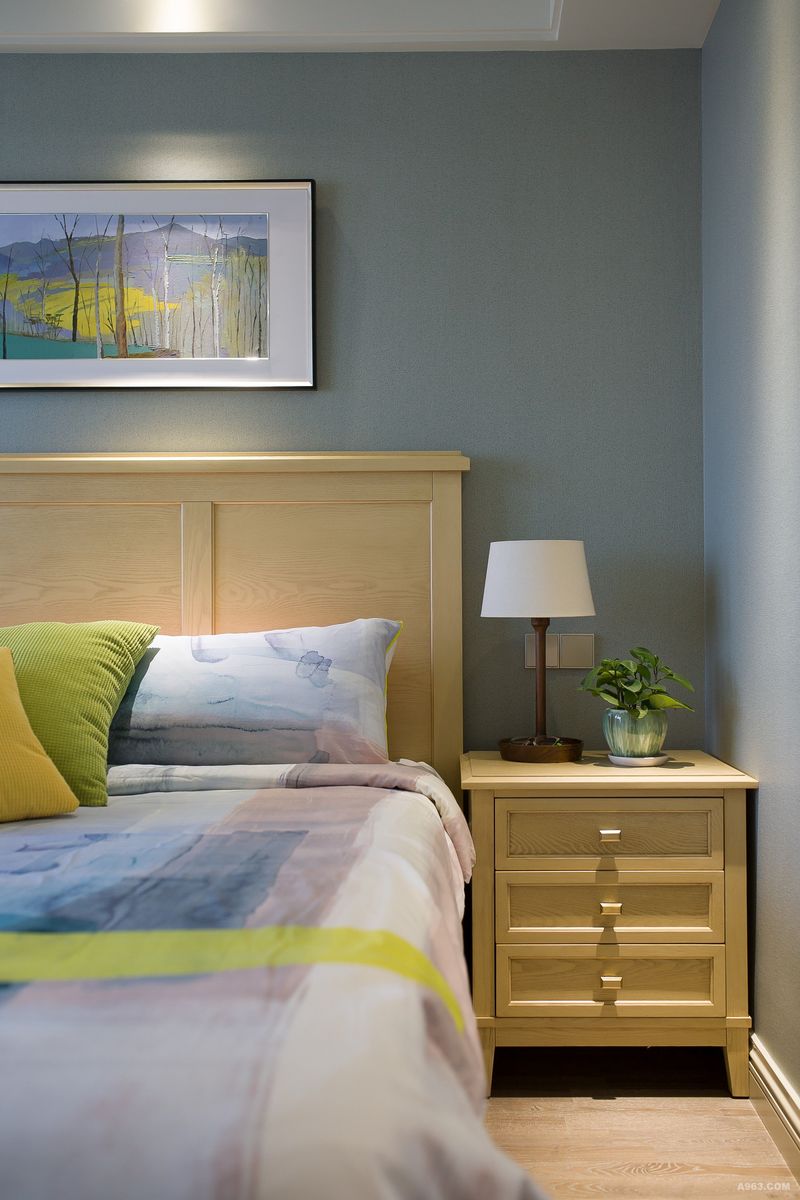 寝具与主色调相呼应，带有淡淡的青草气息。