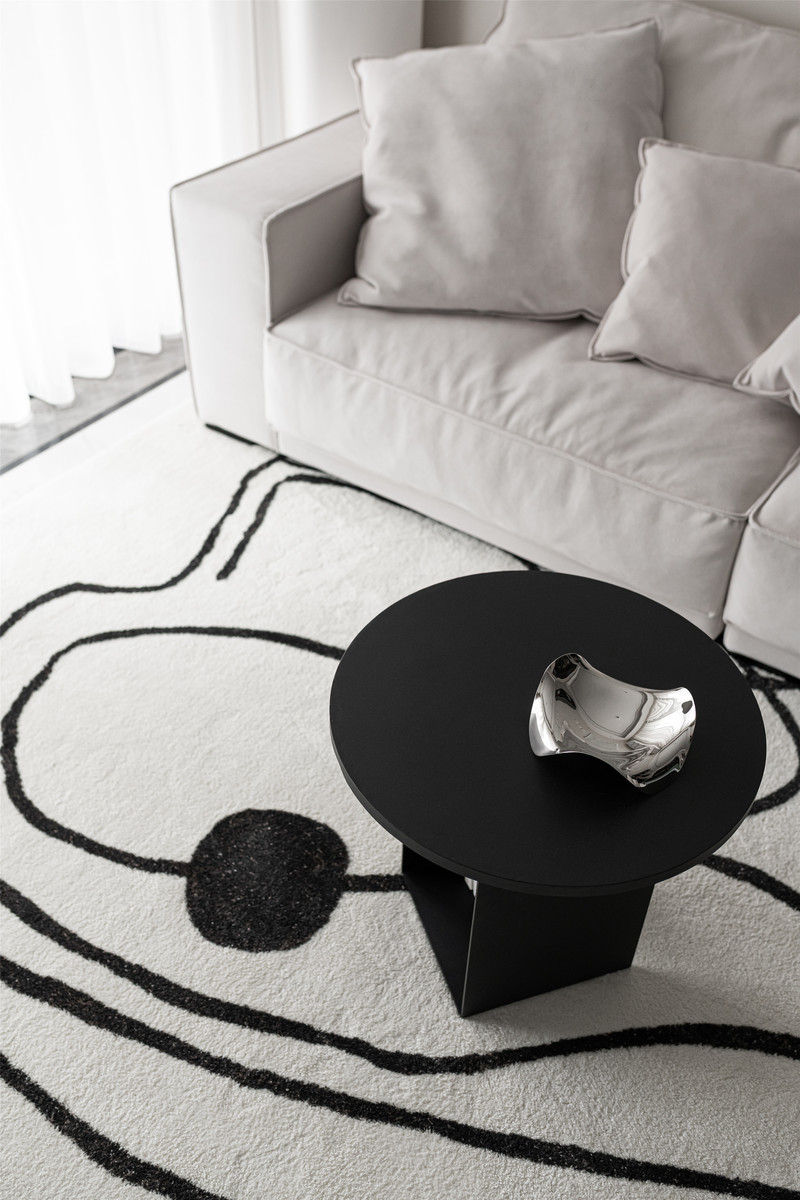 抽象的地毯图饰，用张扬随意的线条打破了规则束缚，让家更有自由的活力。