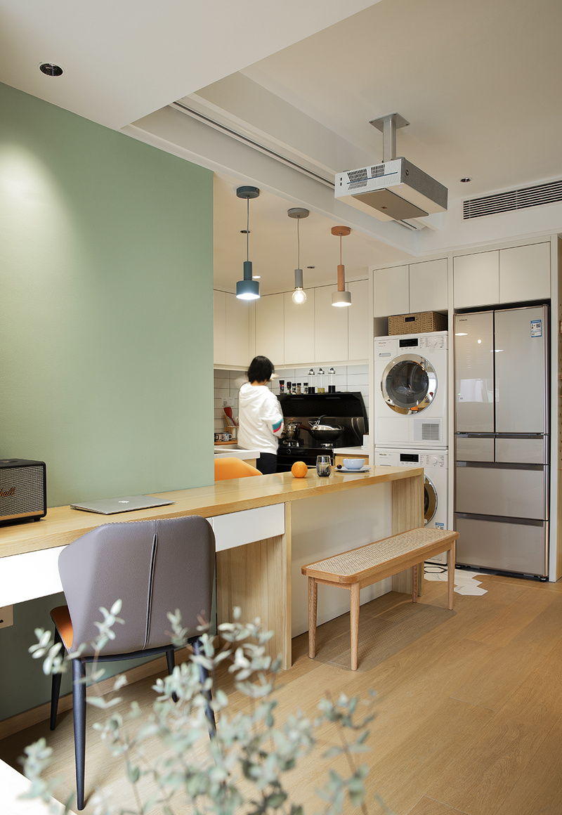 休闲区到办公区，再到极具互动性的餐厨区域，空间与空间的关联与衔接不会因为面积户型和改变。