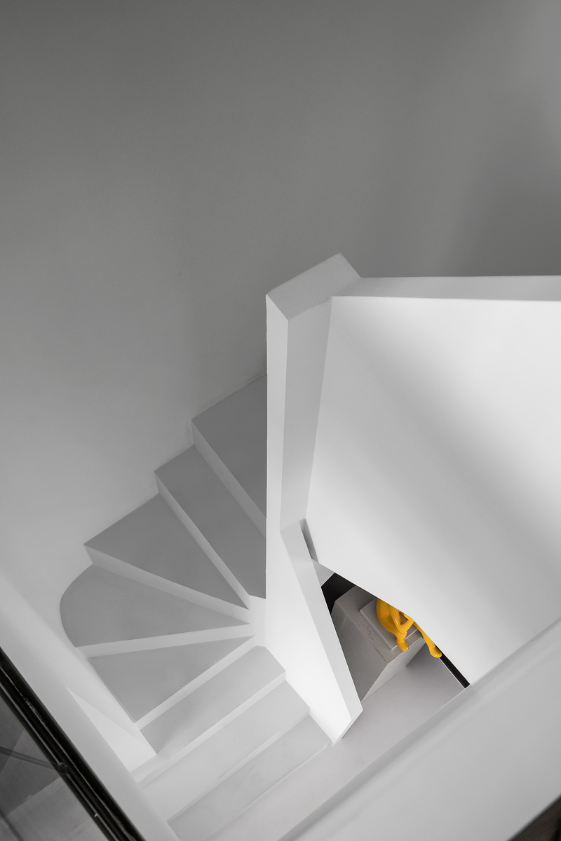 延展的艺术楼梯，略带些许趣味性，承上启下关联着两者空间的上落。