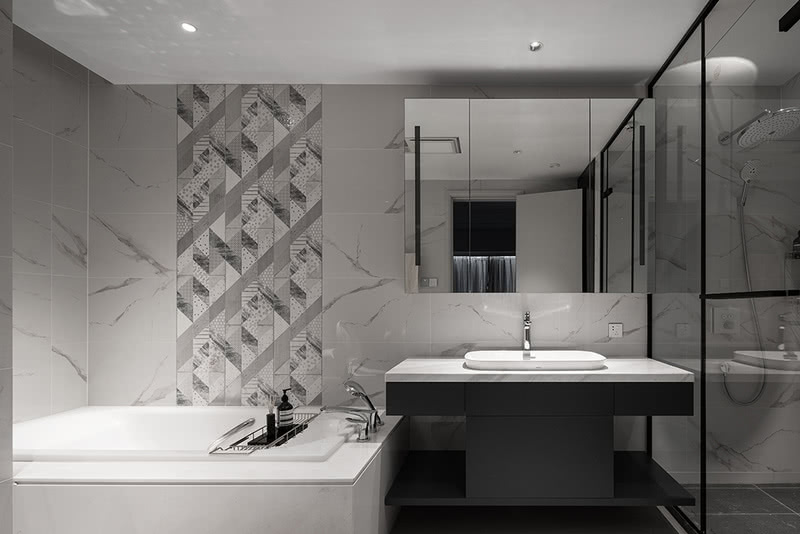 卫生间自然清爽之中又不乏创新，局部拼花墙砖格外吸睛，黑白灰中性色的使用令空间更显高级。白色的浴缸增加了沐浴的舒适感，让人十分惬意、放松。