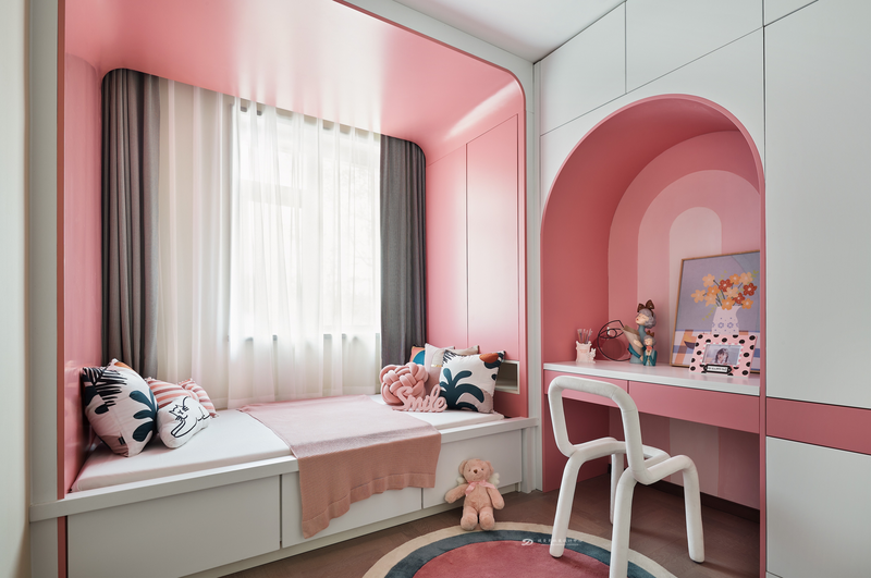 儿童房以甜美的粉色作为主色，活泼的绿为辅，梦幻的天蓝色加以点缀。象征孩子澄澈而缤纷多彩的世界，凸显出整个房间生机勃勃