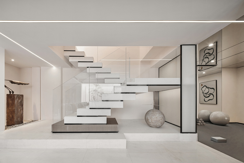
DESIO大铄设计一贯擅长于技法、艺术与美学的展演，此间的楼梯，在承担空间的过渡功能外，以曲与直的对比、体块与几何的组合，表现为极致的艺术表现力，渲染着空间的艺术格调。
